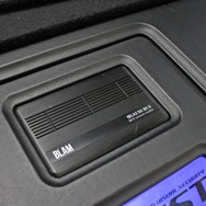 サブウーファーをドライブするパワーアンプにはブラムのRA301Dをチョイス。小型ながら十分なパワーで低音を響かせる。