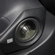 ブラムのS165.85Aのミッドバスをインストールしたドア。アウターバッフルのデザインは純正にフィットするスマートな処理。