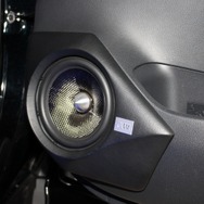 アウターバッフルにはプレスラインの処理やブラムロゴのエンブレムを取り付けるなど細部の処理も入念。