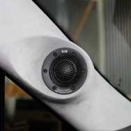 Aピラーにはブラム・シグネチャーシリーズのS165.85Aのツイーターをビルトイン取り付けする。