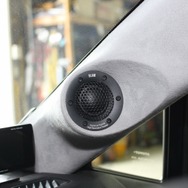 ツイーターの周囲には音の反射を考慮した造形が施され、リスナーへ最適な音を届ける設計とした。