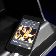 主な音源として用いるのはiPod。好みの曲を詰め込んでポータブルプレイヤーとしても活躍する。