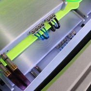 のぞき込むと下段にも同じくPrecision twoが2台インストールされているのがわかる。奥行き感を感じさせる魅せるインストールだ。