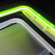 アクリルやホワイトのパネル面が複数枚積層しているのが見て取れる部分。立体的で変化に富んだカスタムはここから生まれる。