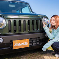 軍用車をイメージした象徴的なスリットで、存在感たっぷりのフロントフェイス！（モデル：よこせさくら）