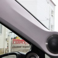 Aピラーは純正のプレスラインを思わせるデザイン処理を加えている。ミッドレンジのML-2とのバランスも絶妙に決まる。