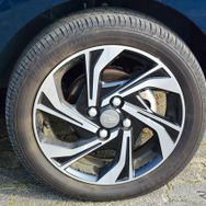 タイヤは165/55R15サイズのごく一般的なブリヂストン「エコピアEP150」。軽サイズの55タイヤはクッション圧が薄く、乗り心地はネガティブ。