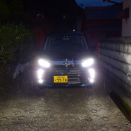 せっかく軽自動車に乗っているのだからと、大阪と奈良を結ぶ狭隘国道、暗峠を通る。BMW「523d M Sport」で通過した時はミラーを畳んでも左右数センチしか余裕がなく、一歩間違うと擦るという極限状態であったが、軽自動車ならノーストレスだ。