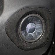 ドアにアフターバッフルで取り付けるDS-G300のミッドバス。ドアパネルにフィットするように作られたアウターバッフルがスマート。