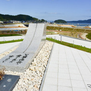 祈りの丘から志津川の町を眺める。正直、復興はまったく進んでないという印象だが、同じ南三陸町でも志津川は有力者を擁していることもあり、他の地域に比べると優遇されているほうだ。