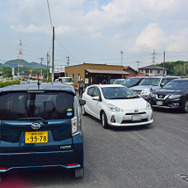 福岡の人気うどん店へ。狭い駐車場では軽の小ささがことさら生きる。
