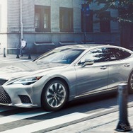 レクサス LS500h エグゼクティブ（銀影ラスター）