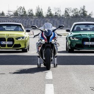 BMW M3コンペティション（左）と M 1000 RR（中央）、M4コンペティション（左）