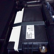 ボルボ XC90 B5 Momentumの48Vハイブリッドの電源を構成するリチウムイオン電池。電池パックのサイズは普通の鉛バッテリーの大容量品と大して変わらない。