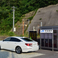 山陰本線宇田郷駅にて。古い駅舎が取り壊され、簡易駅舎に。