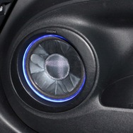 スピーカーに選んだのはダイヤトーンのDS-G300。サウンドが気に入って導入した同モデルの良さを追求する取り付けが施される。