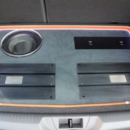 ラゲッジはフラットなデザインデイながら魅せるインストールを実践。整然とレイアウトされたユニット群が美しい。