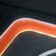ラゲッジのオーディオボード外周部にはボディカラーと合わせたオレンジを配色。アクリル＋LEDを使ったイルミ処理も加えた。