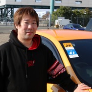 愛車のメガーヌで好きなJazzを楽しむ渡部さん。音にもデザイン面も一切妥協せず、満足の一台を作り上げた。