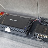 ラゲッジ奥にはボードを組んでパワーアンプとプロセッサー本体をインストール。ラゲッジをスポイルしないサイズ感とした。