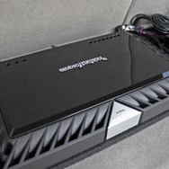パワーアンプにはロックフォードのパワーシリーズT600-4をインストール。定評の高品質パワーアンプで高音質を狙う。