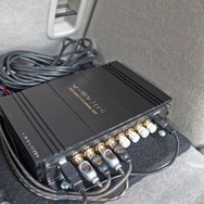 プロセッサーにはグラウンドゼロのGZDSP6-8XPROをチョイス。車内のサウンドコントロールを一手に担っているユニットだ。