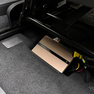 フロントシート下に車室内の音響をコントロールするDSPが装着されている