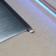 ラゲッジ細部には手の込んだカスタムが施される。パワーアンプの回りはパネルの切り欠き処理を実施、外周にはイルミ処理を施す。