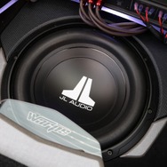 サウンド面でもラゲッジのデザイン面でもキーアイテムになっているのがJLオーディオのサブウーファー・10W0v3-4。