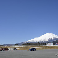 広い駐車場を使ってのパイロンスラローム走行