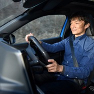プジョー e-2008 に乗る モータージャーナリスト 岡本幸一郎 氏