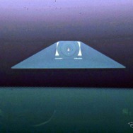 前方の物体や車線を検知するカメラはフロントガラス上部に装備された