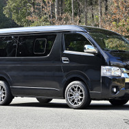 レイズ【Gram Lights AZURE 57BNX】推奨サイズ：18×8J Inset20／カラー：シャイニングシルバー／タイヤサイズ：225/50R18