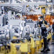 ドイツ・ブレーメン工場で生産が開始されたメルセデスベンツ Cクラス 新型