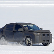 フィアットのハイライディング・セダン開発車両（スクープ写真）