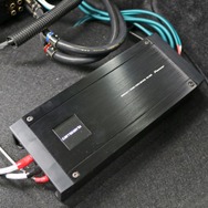 後席右側の足もとスペースに設置されるのはカロッツェリアのPRS-D800。サブウーファー用に設置したパワーアンプだ。