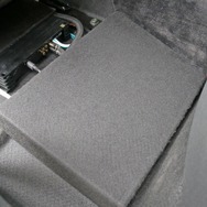 PRSのパワーアンプの上をカバーするパネルを設置すれば後席の乗員も床下を気にすること無く乗り込むことができる。