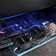 シート下に収まるのは小型パワーアンプのモスコニATOM2。4台のユニットをズラリと並べることができるのも小型モデルならでは。
