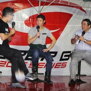 2015年の浜島氏は多くのイベントに引っ張りだこ状態だった（中央は小林可夢偉。SUPER GT 鈴鹿1000kmの決勝前夜祭）。
