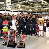 石浦の2015年SF王座を祝して。前列左から石浦、村田エンジニア、立川監督、国本。