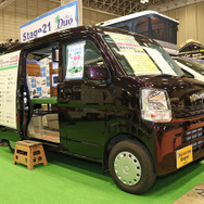 Stage21のリゾートデュオ バスキング レグノはソーラーパネルやリチウムイオンバッテリーを備えた充実装備が自慢。エアコンや電子レンジ、冷蔵庫も標準装備。