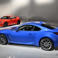 スバル 新型BRZ プロトタイプ（手前）、トヨタ GR86 プロトタイプ（奥）