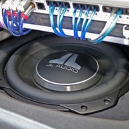 フロアにフラットにインストールさせているのがJLオーディオのサブウーファー・10TW3。パンチの効いた低音を響かせる。