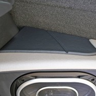 外向きスピーカーのボックスにも細かなデザイン処理を施す。ブラックレザーとシルバーカーボンをコンビで使うのも美しい。