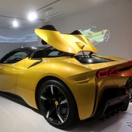 フェラーリSF90スパイダー：ルーフ開→閉