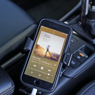 スマホはプロセッサーに有線接続する他、マツダコネクトにはブルートゥースで接続し、音質と使い勝手の良さを両立した。