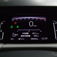 計器・運転情報表示はすべて小型の液晶ディスプレイへ。色、コントラストの設定は考え抜かれており、逆光を浴びても見にくいと感じることはなかった。総走行距離780.5km。