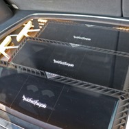 パワーアンプにはロックフォード・パワーシリーズのT1000-4×2台とT2500-1dBをチョイス。大型アンプは魅せる効果も満点だ。