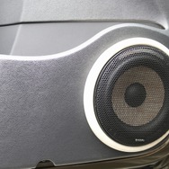 ドアにはPS165FSEのミッドバスをアウターバッフルで取り付け、余裕たっぷりの中低音と高域のヌケを得た。