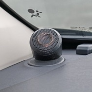 PS165FSEのツイーターをダッシュの純正ツイーター位置のカバーの上に設置するシンプルな取り付けを採用した。